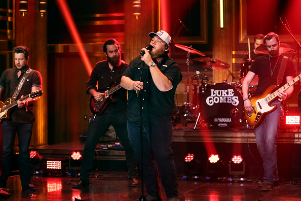 THE TONIGHT SHOW STARRING JIMMY FALLON -- Episode 1065 -- Pictured: Musical guest Luke Combs perfor...