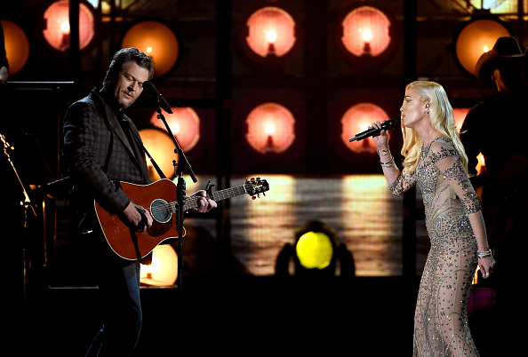 LAS VEGAS, NV - MAY 22:  Recording artists Blake Shelton (L) and Gwen Stefani perform onstage durin...