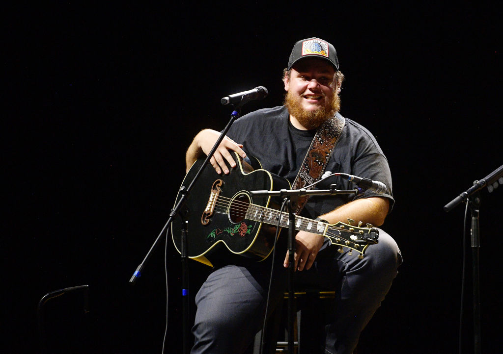 LOS ANGELES, CALIFORNIA - SEPTEMBER 17: Luke Combs performs onstage during Country Music Hall of Fa...