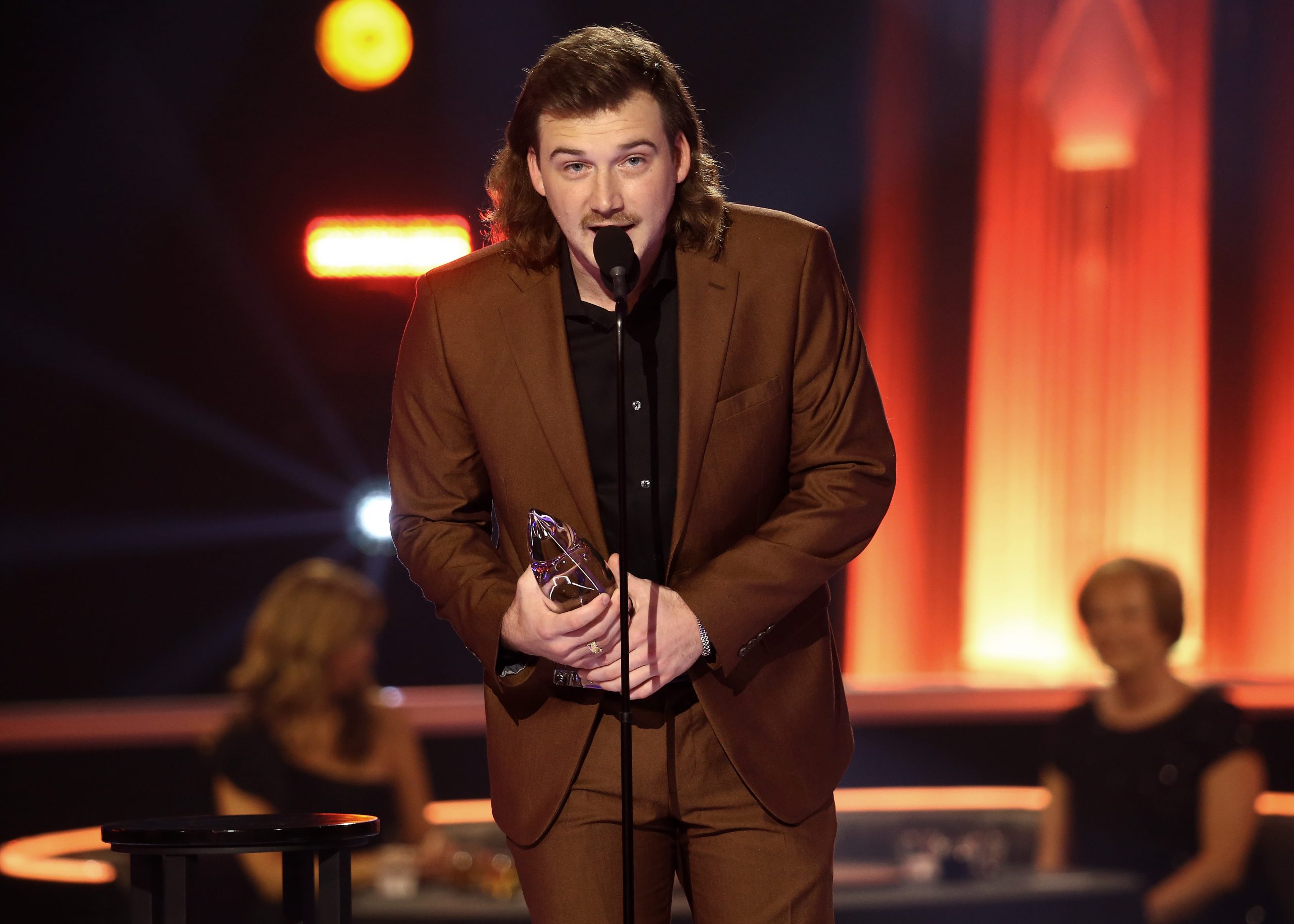 NASHVILLE, TENNESSEE - NOVEMBER 11: (FOR EDITORIAL USE ONLY) Morgan Wallen accepts and award onstag...