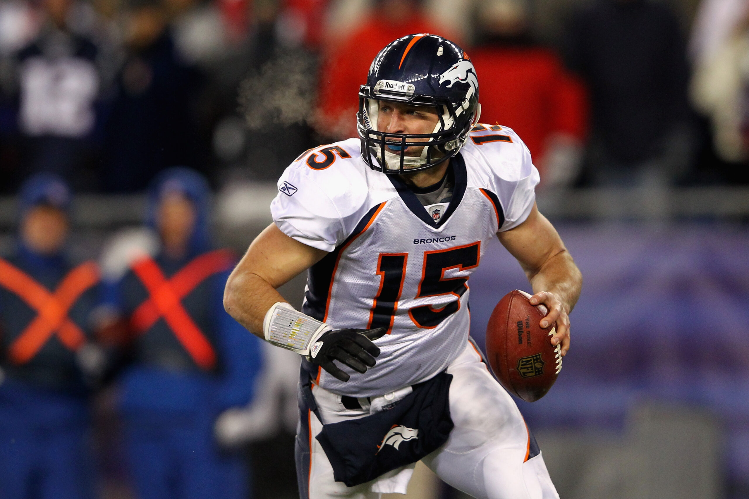 FOXBORO, MA - JANUARY 14:  Tim Tebow #15 of the Denver Broncos looks to pass against the New Englan...