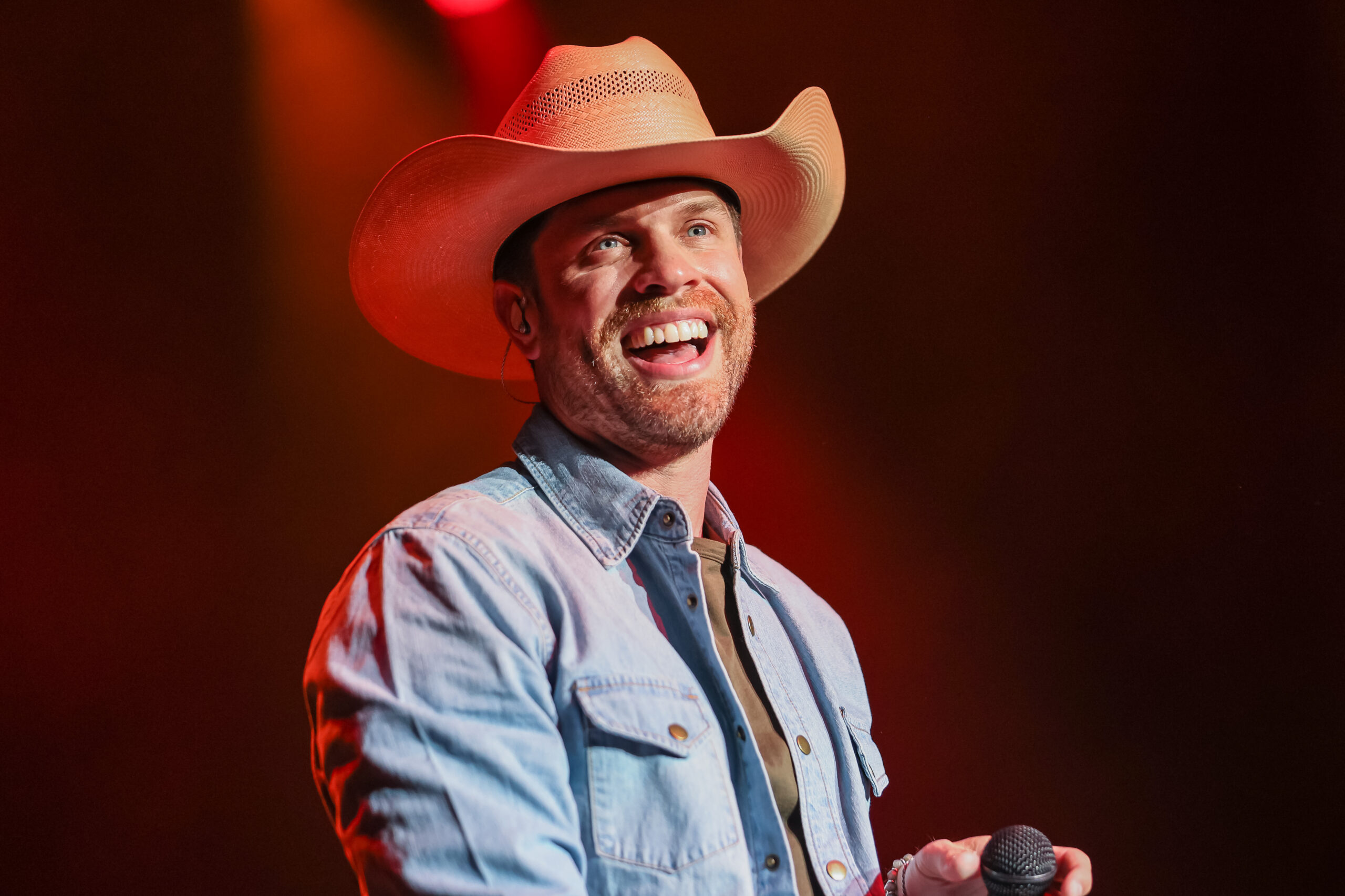 Dustin Lynch...