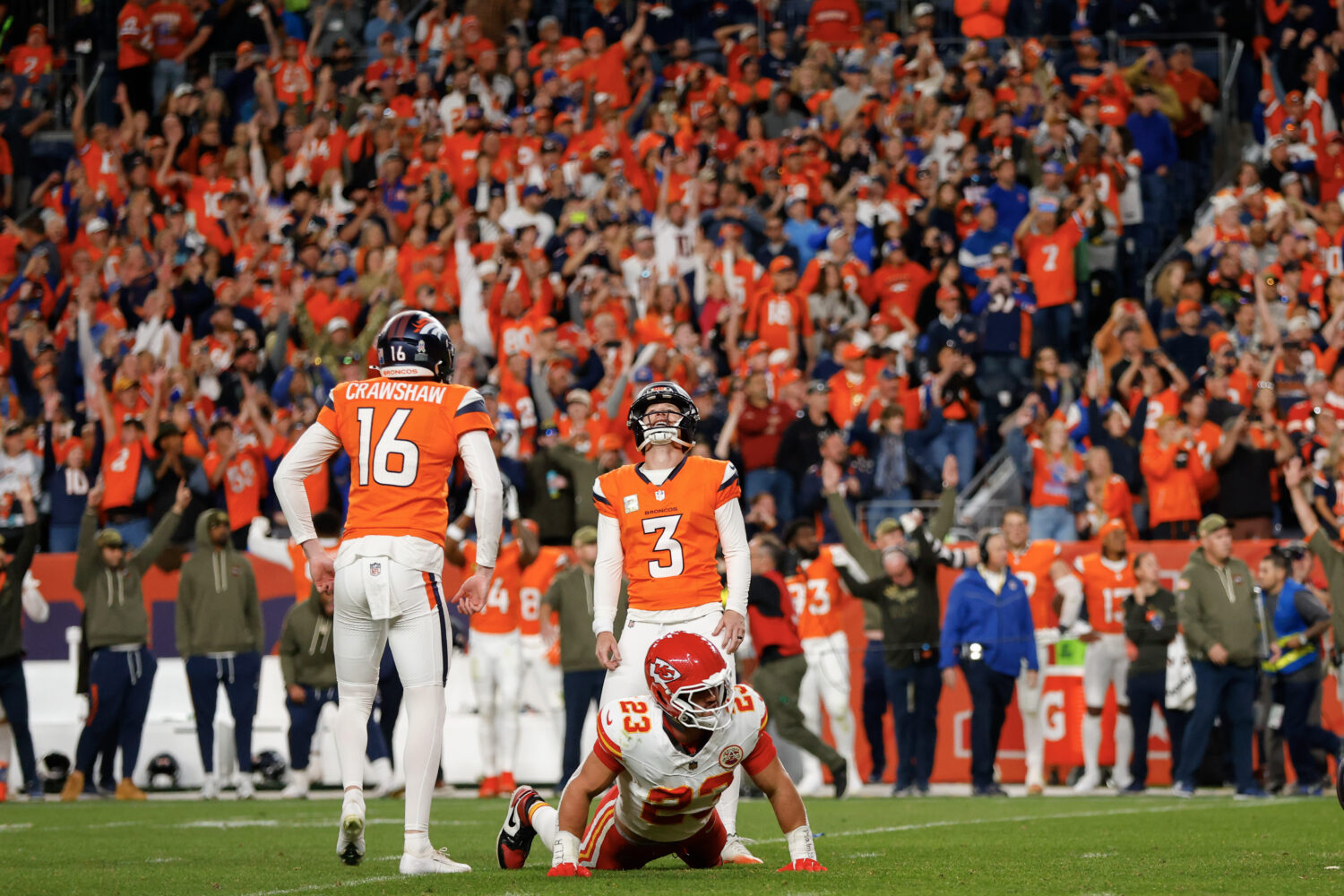 DENVER, COLORADO - NOVEMBER 16: Wil Lutz #3 of the Denver Broncos celebrates a field goal against t...