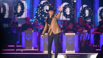 NASHVILLE, TENNESSEE - SEPTEMBER 27: (EDITORIAL USE ONLY) Dustin Lynch performs during the 2018 CMA...