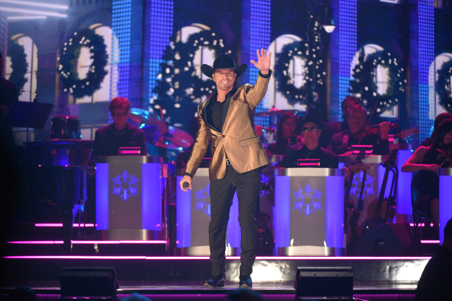 NASHVILLE, TENNESSEE - SEPTEMBER 27: (EDITORIAL USE ONLY) Dustin Lynch performs during the 2018 CMA...