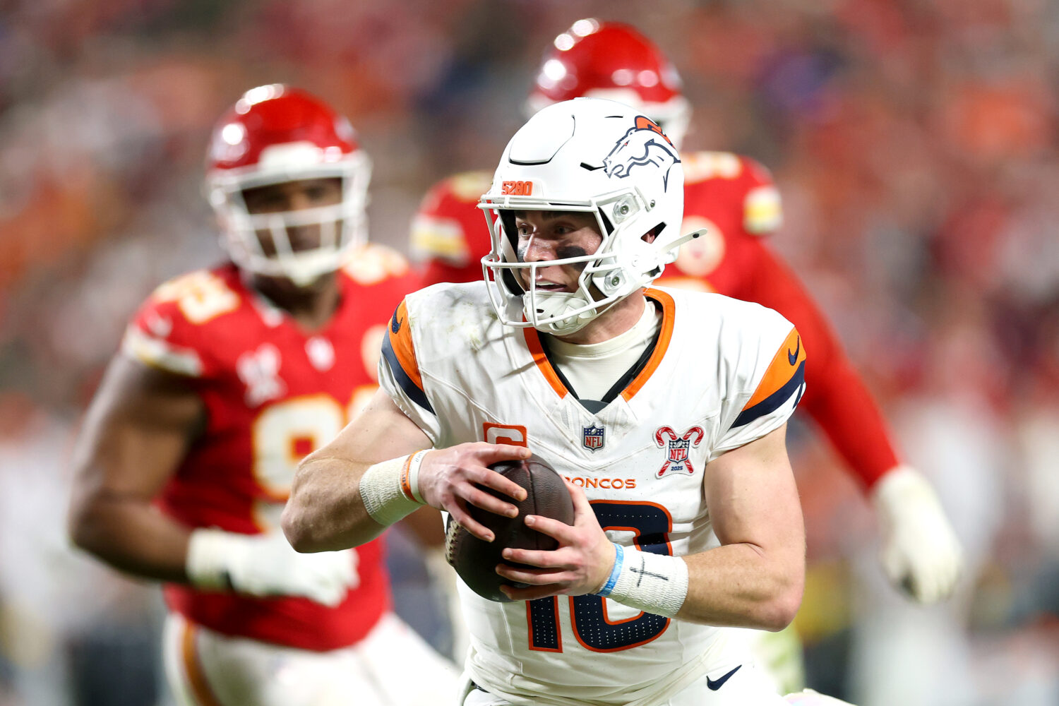 KANSAS CITY, MISSOURI - DECEMBER 25:  Bo Nix #10 of the Denver Broncos runs the ball for a touchdow...