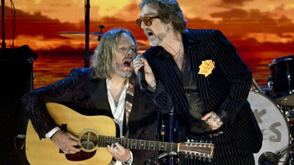 INGLEWOOD, CALIFORNIA - JANUARY 30: (L-R) Rich Robinson and Chris Robinson of The Black Crowes perf...