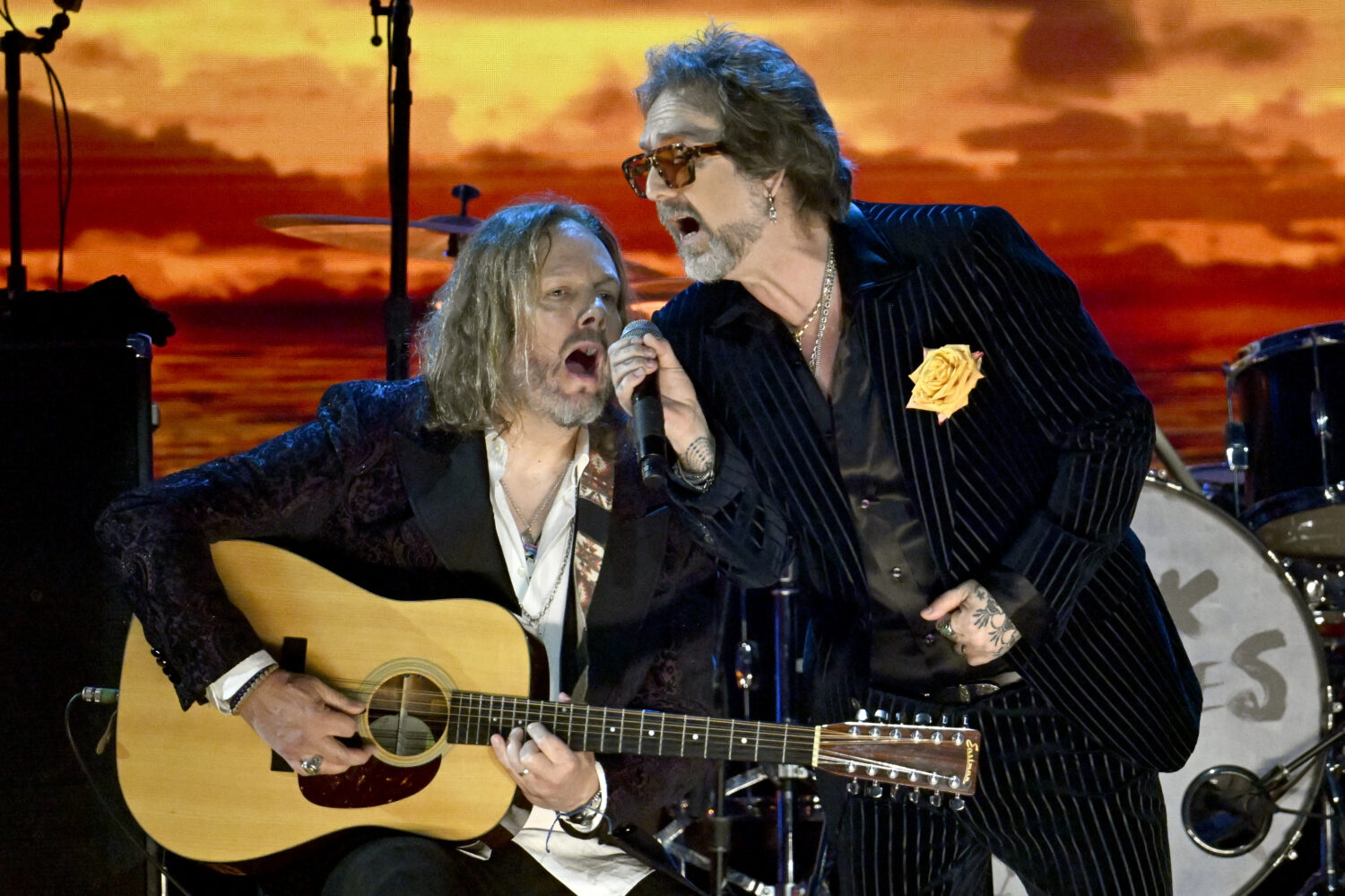 INGLEWOOD, CALIFORNIA - JANUARY 30: (L-R) Rich Robinson and Chris Robinson of The Black Crowes perf...