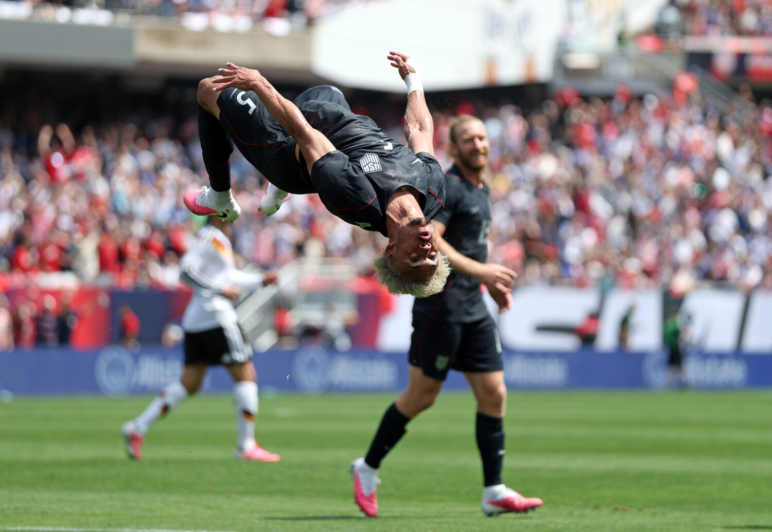 CHICAGO, ILLINOIS - JUNE 06:  Antonee Robinson #5 of United States celebrates after scoring his tea...